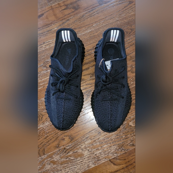 Yeezy 350 V2 Onyx - Picture 3 of 11
